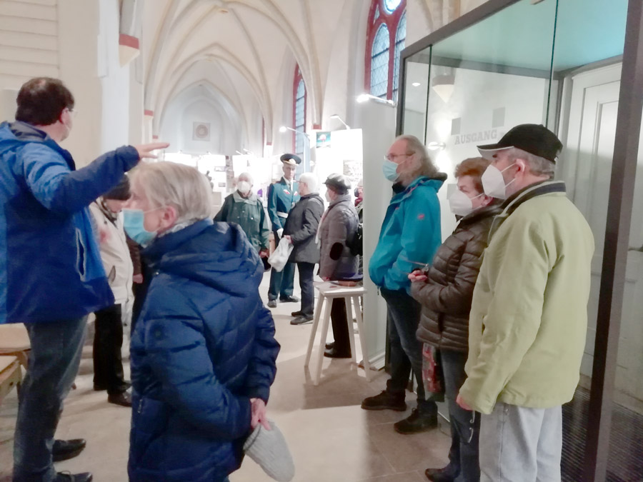 Die 3000-Schritte Gruppe besichtigt die Ausstellung "Frieden geht anders" in der Liebfrauenkirche